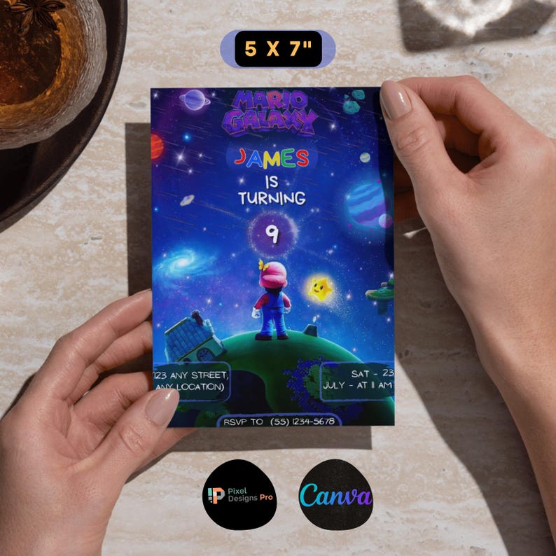 Inbjudan till födelsedag med Super Mario Galaxy-tema, himmelsblå, redigerbar Canva-mall (5 x 7 tum), Mario och planeter, animerad inbjudan, bros. bild 2