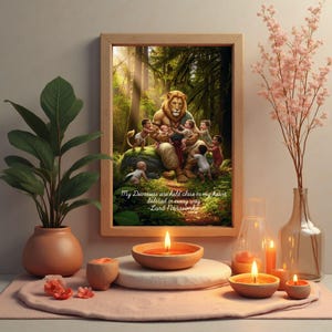 Puede incluir: Una obra de arte enmarcada representa una figura con forma de león rodeada de niños en un entorno forestal. La obra está en un marco de madera, con texto en la parte inferior. Velas y una planta en primer plano.