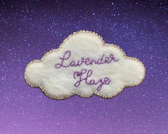 Parche de fieltro bordado a mano - Llavero - Adorno para bolso - Bruma de lavanda - Medianoches - Eras