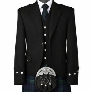Puede incluir: Un conjunto formal de chaqueta, chaleco y corbata negros. La chaqueta tiene botones plateados y detalles en los puños. Un kilt y un sporran escoceses tradicionales completan el atuendo. El chaleco tiene botones plateados. La corbata tiene un estampado a cuadros verde y azul.