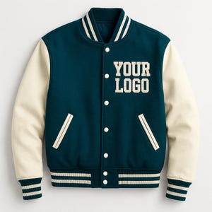 Puede incluir: Chaqueta universitaria verde azulado y crema con el texto "YOUR LOGO" en letras blancas. La chaqueta presenta mangas color crema, rayas blancas en los puños y el dobladillo, y detalles blancos en los bolsillos y el cuello. Tiene cierre de botones.