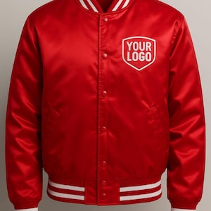 Op de afbeelding: Rode satijnen bomberjack met wit gestreepte manchetten, kraag en tailleband. De jas heeft een drukknoopsluiting en een wit logo "YOUR LOGO" op de borst. Klassieke varsity-stijl.