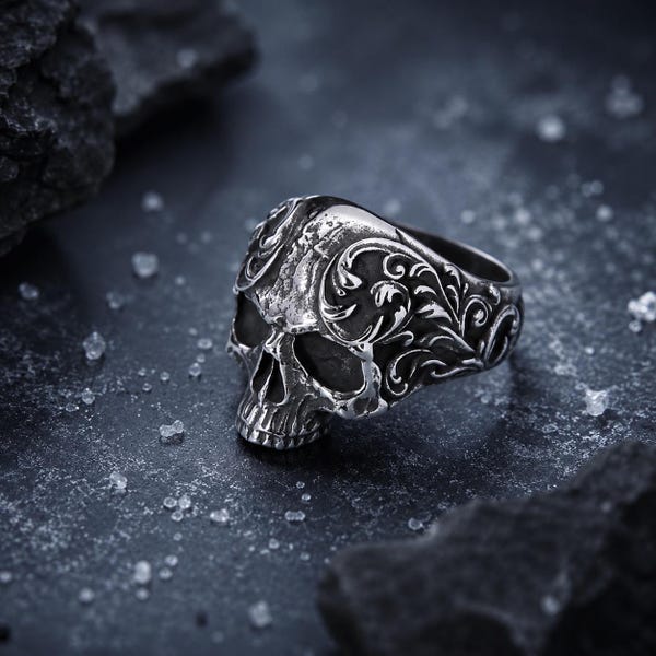 Totenkopf Ring aus Edelstahl, Gothic Biker Ring für Männer, reich verzierter Memento Mori Statement Schmuck