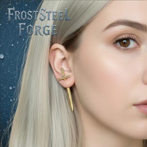 Puede incluir: Pendientes de espada dorados. Los pendientes presentan un diseño de empuñadura detallado y una hoja larga y puntiaguda. Los pendientes se llevan en la oreja de una persona con cabello rubio. El texto "FrostSteel Forge" está en el fondo.