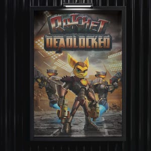 Op de afbeelding: Ingelijste poster met het videospel "Ratchet: Deadlocked". De afbeelding toont een centraal personage in een bruin en rood pak, geflankeerd door twee figuren met wapens. De titel van het spel staat prominent bovenaan.