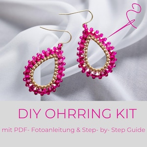 May include: A pair of teardrop-shaped earrings featuring vibrant fuchsia crystal beads and metallic gold seed beads on gold-tone hooks. The text DIY OHRRING KIT mit PDF- Fotoanleitung & Step- by- Step Guide is printed in pink at the bottom of the image.