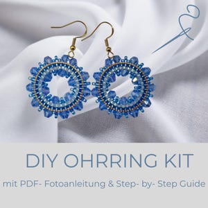 Könnte beinhalten: Ein Paar handgefertigte blaue Perlenohrringe mit goldfarbenen Haken. Die Ohrringe haben ein kreisförmiges Design mit mehreren Schichten blauer Perlen, wodurch ein Blumenmuster entsteht. Der Text "DIY OHRRING KIT" wird unten im Bild angezeigt.