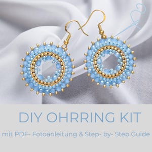 Könnte beinhalten: Ein Paar kreisförmige Perlenohrringe mit hellblauen facettierten Perlen und kleinen goldfarbenen Metallperlen in konzentrischen Ringen, an goldfarbenen Ohrhaken. Der Text lautet DIY OHRRING KIT mit PDF- Fotoanleitung & Step- by- Step Guide.