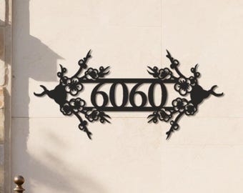 Viktoriansk husnummerskylt i metall, utsmyckad adressplakett