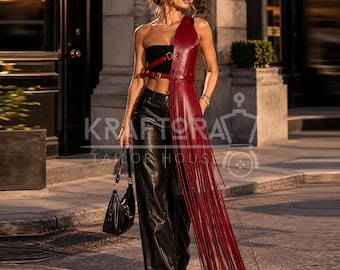 Top de cuero rojo con flecos y arnés para mujer, ideal para festivales, estilo vaquero western y streetwear vanguardista.