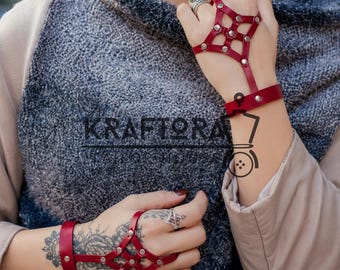 Pulsera gótica de cuero hecha a mano con arnés para la mano, brazalete con tachuelas, joyería punk ajustable para la mano.