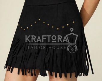 Falda de ante negro con flecos y tachuelas: estilo vaquero bohemio de cuero.