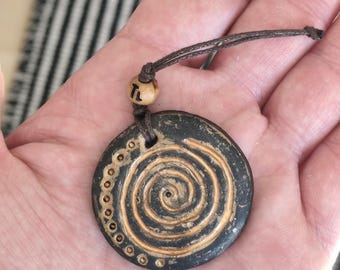 Unieke spiraalvormige wierookhouder, altaardecoratie van polymeerklei, handgemaakt heidens ritueel object, rustieke boho heksenachtige decoratie, handgemaakt