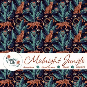 Pode incluir: Padrão sem costura com tema de selva da meia-noite. O design inclui leopardos, cobras e folhas estilizadas em tons de castanho, verde-azulado e azul marinho. O texto "Midnight Jungle" é exibido em uma fonte decorativa.