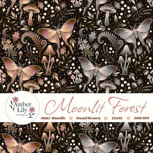 Puede incluir: Un patrón repetido con polillas, setas y hojas sobre un fondo oscuro. Las polillas tienen alas rosas y marrones. El texto "Moonlit Forest" se muestra en cursiva. La imagen también incluye el texto "Mini-Bundle", "Hand Drawn", "12x12" y "300 DPI".