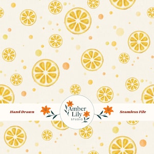 Op de afbeelding: Een naadloos patroon met handgetekende citroenplakjes en gele en oranje stippen op een crèmekleurige achtergrond. Het ontwerp bevat de tekst "Hand Drawn" en "Seamless File" met het Amber Lily Studio logo.