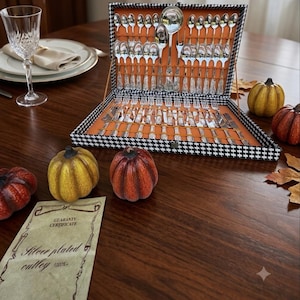 Vintage-Besteckset, 1000er Silberplattiert, hergestellt in Italien | Komplett für 12 Personen mit Hahnentrittmuster-Etui und Zertifikat. Geschenkidee.