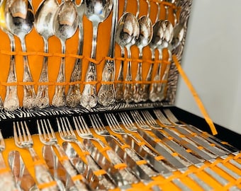 Zestaw 51 zabytkowych sztućców platerowanych srebrem próby 800 | Zestaw dla 12 osób z rzadkim etui z nadrukiem zebry z lat 70. | Włoski design w stylu Hollywood Regency