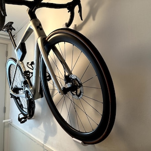 Soporte de pared minimalista para bicicleta de carretera / Soporte para manillar abatible con protección contra el carbono / Paquete plano, envío a buzón