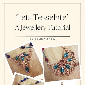Puede incluir: Imagen de un tutorial de joyería titulado 'Lets Tesselate'. La imagen muestra primeros planos de joyas hechas a mano con alambre de cobre. Las joyas incluyen cuentas azules y verdes, incluyendo collares y pendientes.