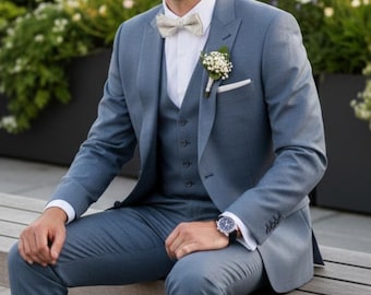 Marineblauw slim-fit kostuum voor heren: driedelig jack, hemd en broek