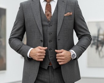 Grijs driedelig herenkostuum, revers met inkeping voor bruiloften en recepties