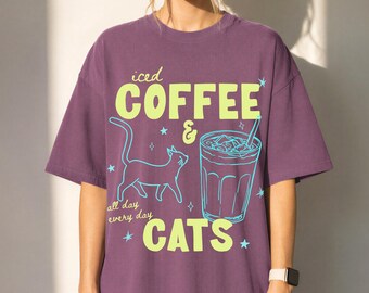 Iskaffe och katter-tröja: Iskaffe Comfort Colors®-tröja, kaffeälskare-present, sommargrafik-tröja, sommarvibbar-tröja, kattälskare-tröja