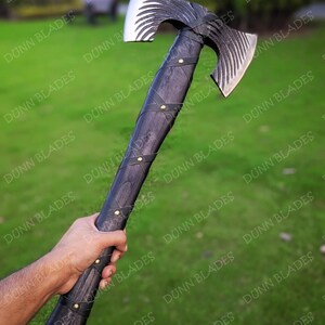 Handgemaakte Vikingbijl met dubbele kop, houten handvat en leren schede, verzamelobject, ambachtelijk decoratief object, uniek cadeau