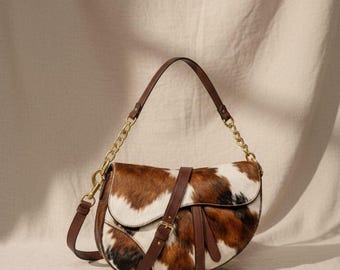 Bolso hobo de piel de vaca hecho a mano / Bolso de montar de estilo western chic con cadena dorada
