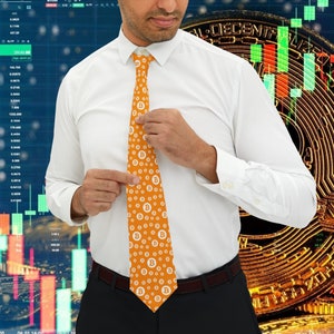 Puede incluir: Un hombre lleva una camisa blanca con una corbata naranja con un patrón repetido de símbolos de Bitcoin blancos. La corbata está anudada y el hombre la ajusta con su mano derecha. El fondo es una imagen borrosa de una gráfica de mercado de valores y una moneda de oro con la palabra "DECENTRALIZED" impresa en ella.