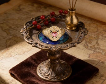 Heart-shaped gold enamel ring for the heartbroken: an elegant and creative Valentine's Day gift.