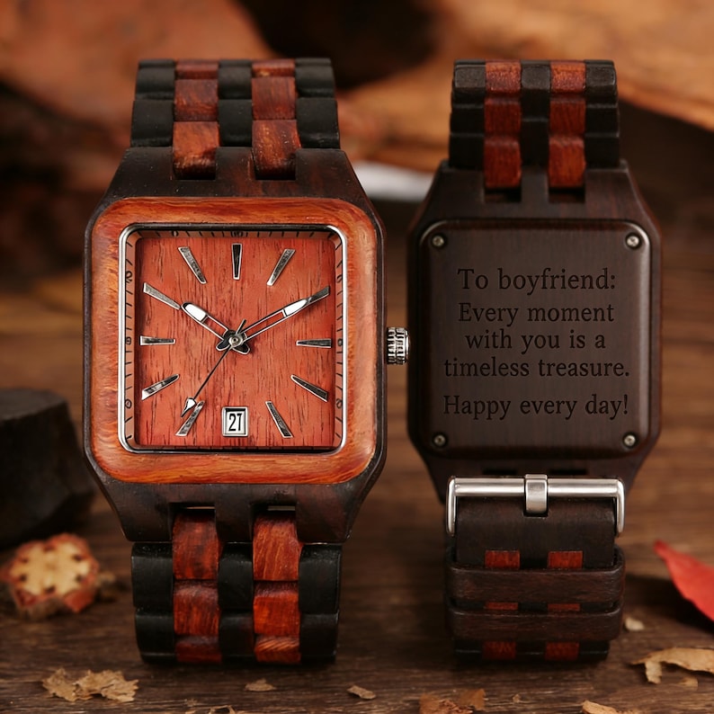 Puede incluir: Dos relojes de madera con esferas cuadradas. Un reloj muestra la fecha como el 21. El otro reloj tiene el texto "To boyfriend: Every moment with you is a timeless treasure. Happy every day!"
