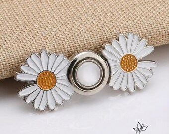 Daisy Waist Clip – Clothing Style Accessory