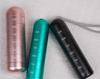 Pastillero de aluminio de 7 días con cordón. Pastillero ligero de viaje para vitaminas y medicamentos. Pequeño organizador diario para personas mayores.
