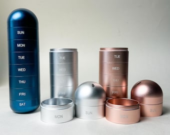 Pastillero de aluminio para 7 días, compacto y con cordón para viaje.