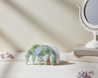 Peine de masaje de jade hecho a mano, herramienta de jade natural para el cuero cabelludo para la relajación y el cuidado del cabello, regalo de bienestar hecho a mano para días de spa o cuidado personal.
