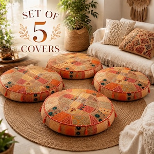 Op de afbeelding: Een set van vijf ronde vloerkussenhoezen met een patchworkontwerp in oranje, rode en gouden tinten. Elke hoes heeft een cirkelvorm met decoratieve kwastjes langs de rand. De tekst SET OF 5 COVERS is zichtbaar in de linkerbovenhoek.