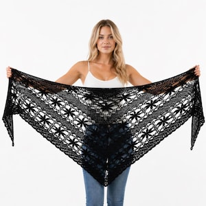 Peut inclure: Un châle noir en dentelle avec un motif floral. Le châle est de forme triangulaire et est présenté pour montrer toute sa longueur. Le motif floral est répété, créant un look délicat et élégant. Le châle est fait d'une matière douce et légère.