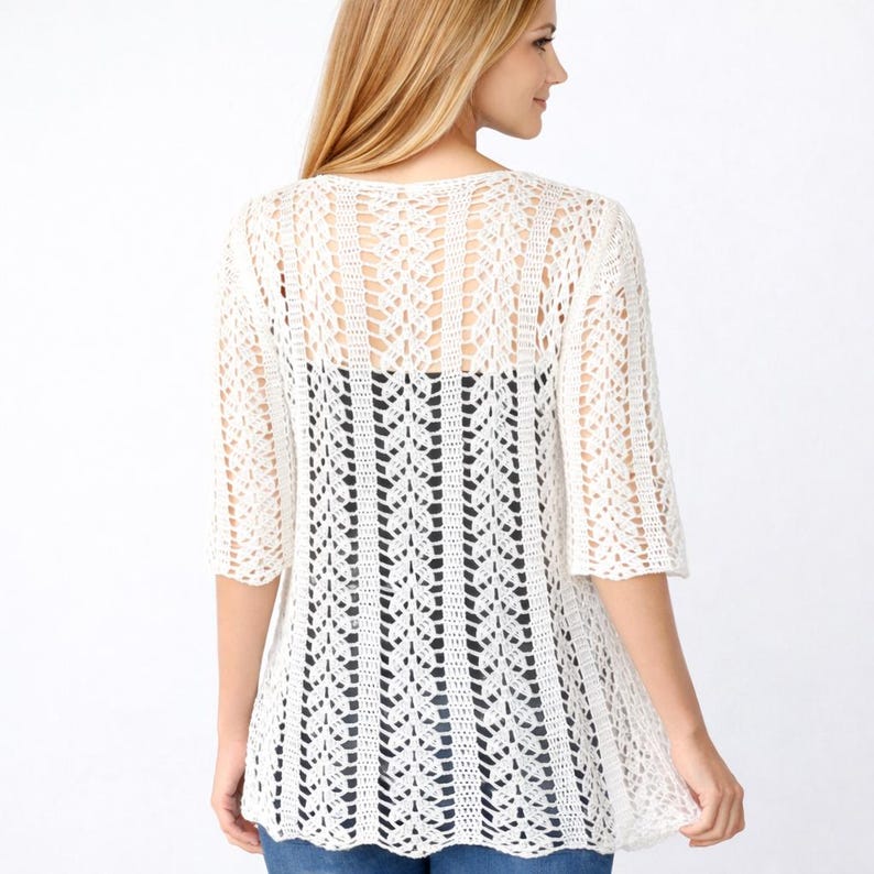 Puede incluir: Rebeca de crochet color crema con tejido abierto y mangas tres cuartos. La espalda presenta un dise&ntilde;o vertical calado. La rebeca es ligera y parece estar hecha de un material suave y transpirable, adecuado para superponer capas.