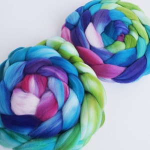 Roving teint à la main, dégradé / Multi Top pour le filage, votre choix de base de fibre et de taille ! -- &quot;Atteindre l&#39;univers&quot; (teint sur commande)