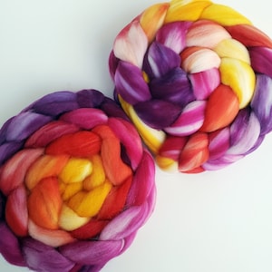 Roving teint à la main, dégradé / Multi Top pour le filage, votre choix de base de fibre et de taille ! -- &quot;Burning in the Temple&quot; (teint sur commande)