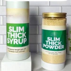 Könnte beinhalten: Zwei Behälter mit Nahrungsergänzungsmitteln, einer mit der Aufschrift "SLIM THICK SYRUP" und der andere mit "SLIM THICK POWDER". Der Sirupbehälter ist zylindrisch, während das Pulver in einem Glas ist. Beide haben grüne Etiketten mit weißem Text.