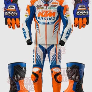 Puede incluir: Un traje de carreras KTM en blanco, naranja y azul con guantes y botas a juego. El traje presenta el logotipo de KTM, el texto 'READY TO RACE' y varias marcas patrocinadoras. Los guantes y las botas son azules, naranjas y negros con logotipos de KTM y Red Bull.