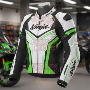 Könnte beinhalten: Motorradjacke in Schwarz, Weiß und Grün, auf einer Schaufensterpuppe präsentiert. Die Jacke trägt die Logos Kawasaki und Ninja, mit grünen Akzenten und einem Reißverschluss vorne. Die Ärmel und Schultern sind gepolstert.