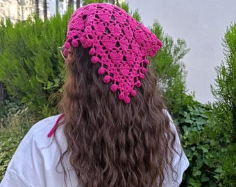 Lenço de cabeça triangular de crochê, bandana quadrada rosa estilo vovó, lenço de cabeça boho, lenço de cabelo artesanal para festivais, presente cottagecore