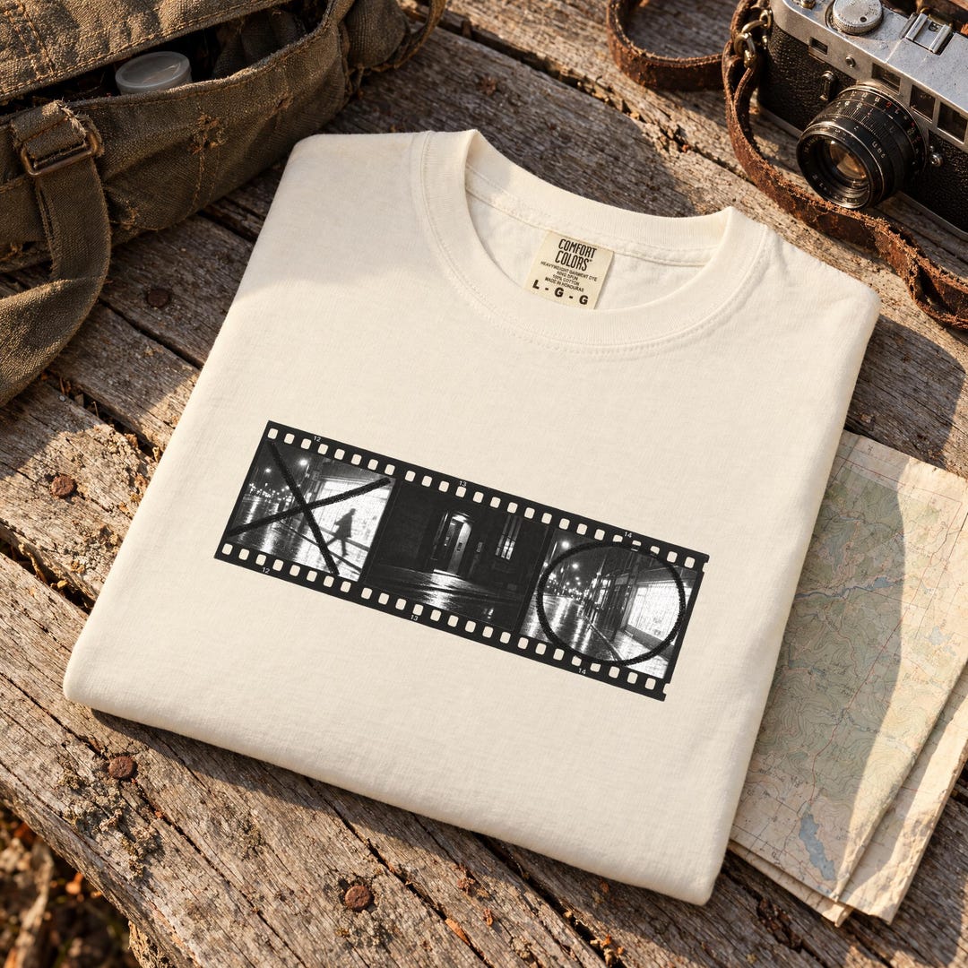 Camiseta com estampa de tira de filme | Tingida em peça Comfort Colors ...