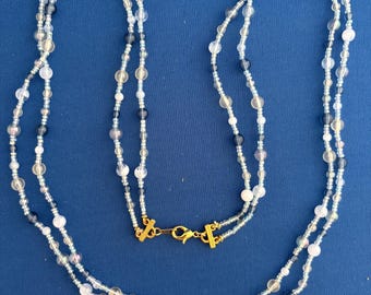 Collar delicado de cuentas en capas / Collar de cuentas de semillas de doble hebra / Cuentas de vidrio iridiscentes / Joyería minimalista y delicada / Para usar a diario