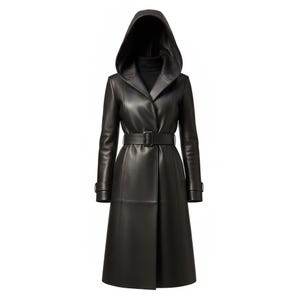 Puede incluir: Un abrigo largo de cuero negro con capucha. El abrigo presenta un cinturón en la cintura y un diseño clásico de gabardina. Tiene mangas largas y un corte entallado, adecuado para climas fríos.