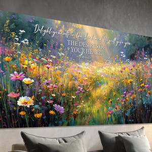 Può includere: Una vivace stampa su tela raffigurante un campo di fiori selvatici colorati nelle tonalità del rosa, giallo e viola. L'opera d'arte include il testo "Delight yourself in the Lord and He will give you THE DESIRES OF YOUR HEART."