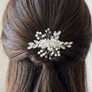 Zarter Brauthaarkamm aus Kristallen und Perlen, handgefertigter Hochzeits-Haarschmuck, bridal hair comb, eleganter Haarkamm für Brautfrisure